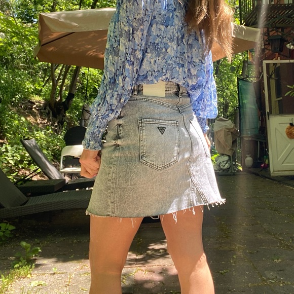 NWOT! GUESS Denim skirts Sz 28 - Picture 4 of 17
